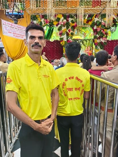 ठाकुर बांकेबिहारी मंदिर में तैनात सुरक्षा गार्डों की वर्दी में बदलाव