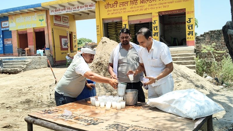 भाजपा मंडल अध्यक्ष राजेश चौधरी ने टीम के साथ संभाला सेवा का मोर्चा, श्रद्धालुओं को पिलाया ठंडा शरबत