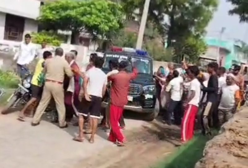 मथुरा: विवादित जमीन पर कब्जे को लेकर बवाल, पुलिस कर्मियों से अभद्रता