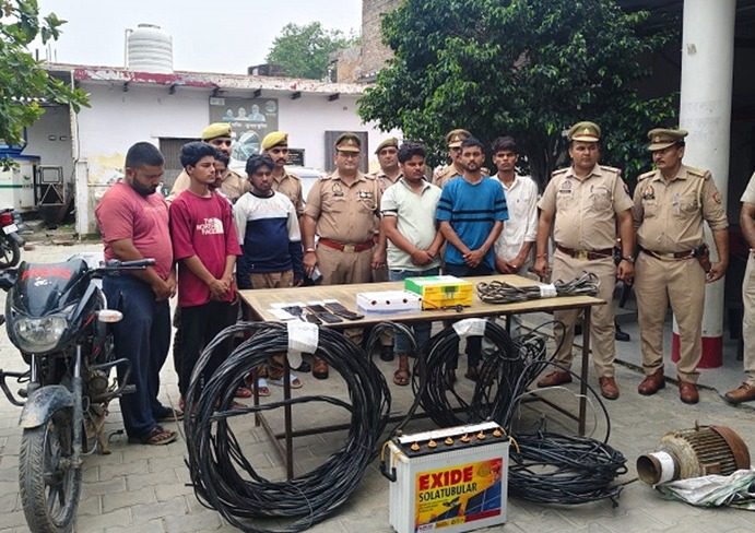 मथुरा बलदेव पुलिस की बड़ी कार्रवाई 84 कोसीय परिक्रमा मार्ग से 7 शातिर चोर गिरफ्तार कार बाइक और अवैध असलहा बरामद