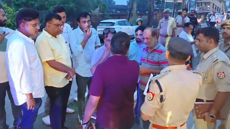 मथुरा में प्लाईवुड कारोबारी के कर्मचारियों से 25 लाख रुपये की टप्पेबाजी: कार के बोनट से तेल रिसने का झांसा देकर उड़ाए बैग