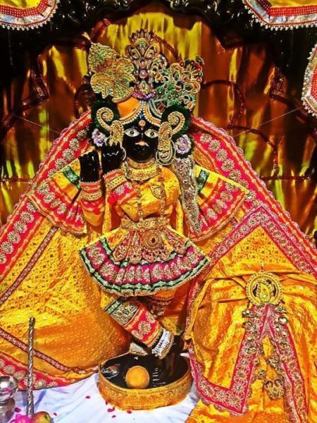 बांके बिहारी मंदिर में गाजियाबाद की हिंदू लड़की संग पहुंचा मुस्लिम युवक गाइड बोला तुम्हारे आने का क्या मतलब