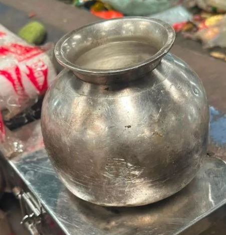 कचरे में चला गया था 2 किलो का पुश्तैनी चांदी का कलश 24 घंटे सैकड़ों टन कचरा छानकर सफाईकर्मियों ने लौटाया