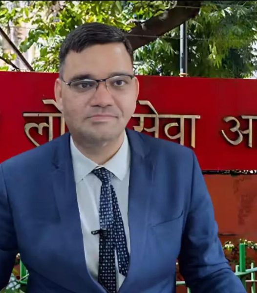 यूपी के IAS रिंकू राही ने खुद को आधी सैलरी देने की मांग की बोले मुश्किल से 4 घंटा काम करने को मिलता है