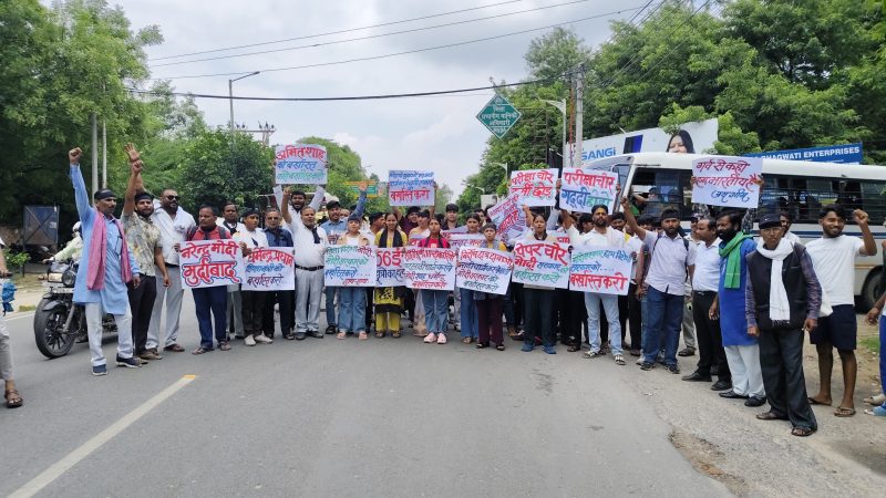 दिल्ली में छात्रों पर लाठीचार्ज और पेपर लीक के विरोध में मथुरा में प्रदर्शन राष्ट्रपति के नाम सौंपा ज्ञापन