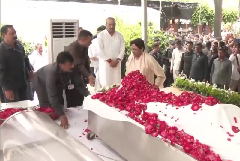 बसपा सुप्रीमो मायावती ने रसड़ा विधायक उमाशंकर सिंह के निधन पर जताया गहरा शोक, लखनऊ आवास पहुंचकर दी अंतिम श्रद्धांजलि