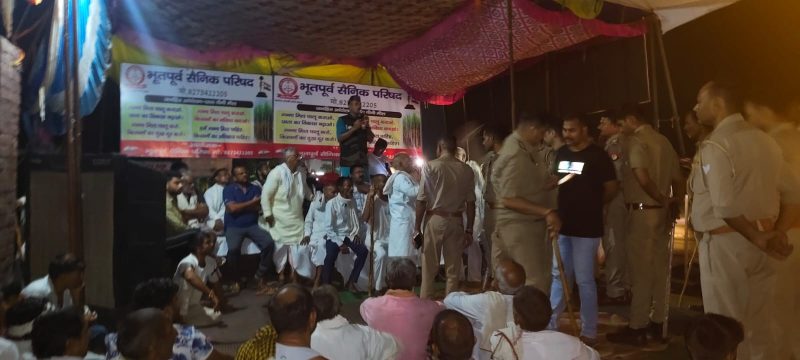 देर रात शांतिपूर्ण किसान और पूर्व सैनिकों के धरने पर पहुंचा प्रशासन, हटाने की कोशिश से बढ़ा तनाव