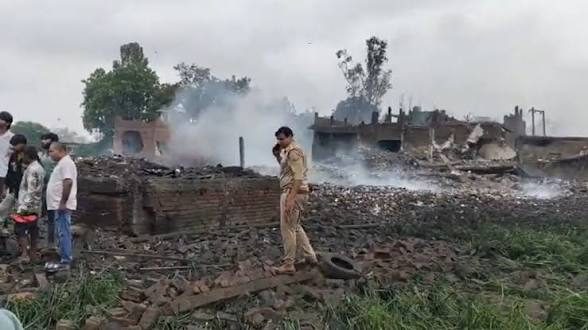 कौशांबी पटाखा फैक्ट्री विस्फोट: 11 मौतों के बाद पुलिस पर बड़ी कार्रवाई, 7 अधिकारी निलंबित