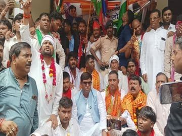 महंत राजू दास के खिलाफ कार्रवाई की मांग को लेकर सड़क पर उतरा निषाद समाज, कलेक्ट्रेट में दिया धरना