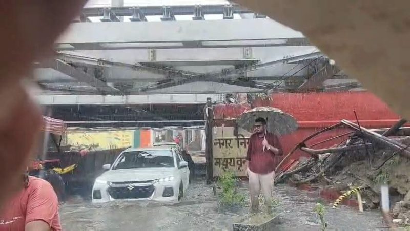 तेज बारिश में छाता लेकर सड़क पर उतरे नगर आयुक्त ओजस्वी राज, मथुरा से लखनऊ तक वायरल हुआ वीडियो