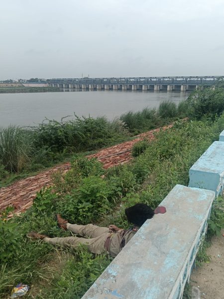 मथुरा में TSI ने गोली मारकर की आत्महत्या, वर्दी में मिला खून से सना शव