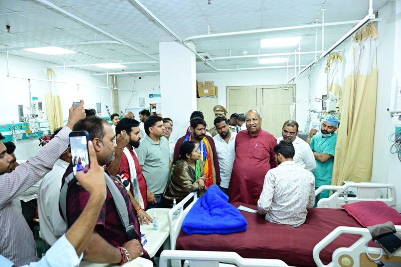 नाविकों से मारपीट की घटना मथुरा पहुंचे कैबिनेट मंत्री संजय निषाद, अस्पताल में घायलों से मिले