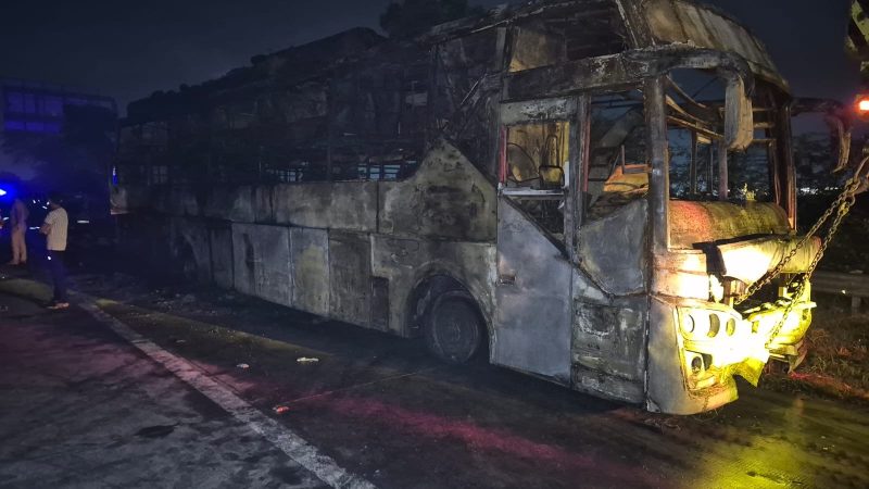यमुना एक्सप्रेसवे पर स्लीपर बस में भीषण आग, 9 यात्रियों की मौत, कई घायल