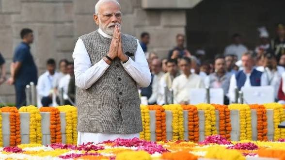 गांधी जयंती पर राजघाट पहुंचे PM मोदी, बापू को दी श्रद्धांजलि