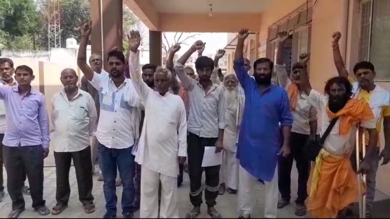 प्राचीन हनुमानगढ़ी मंदिर और टीले पर कब्जे की कोशिश का आरोप, ग्रामीणों में आक्रोश, SSP कार्यालय पहुंचकर की कार्रवाई की मांग